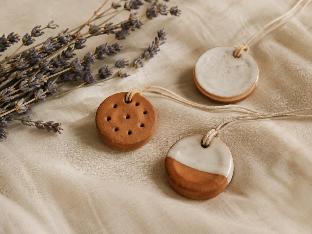 Collares difusores de cerámica y arcilla: aromaterapia artesanal y natural — imagen del artículo